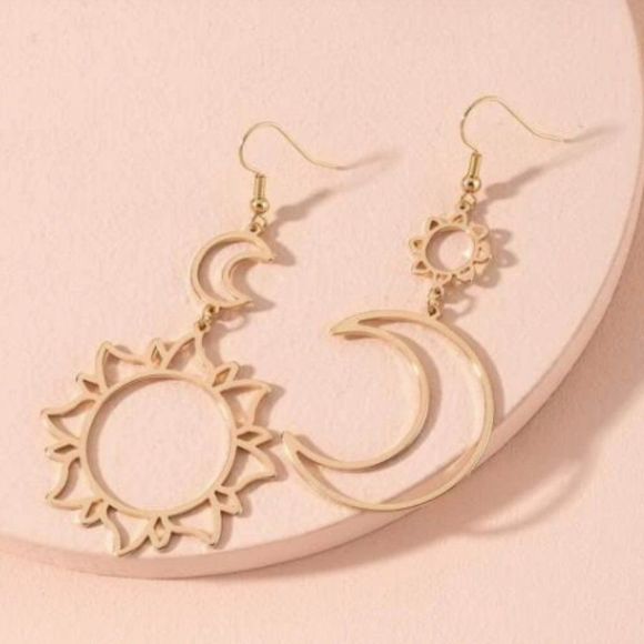 💫✨Sun ☀️ & Moon 🌙 Drop Earrings✨💫 - Picture 1 of 10
